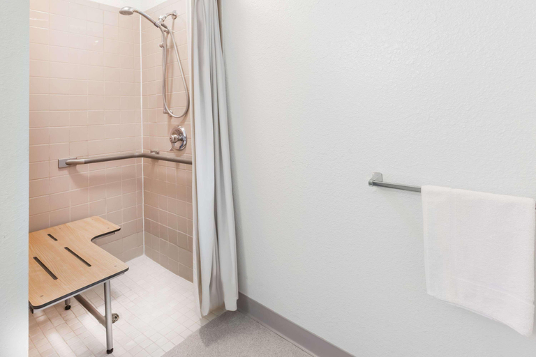 Bathroom 5, Knights Inn Grand Rapids, Kent