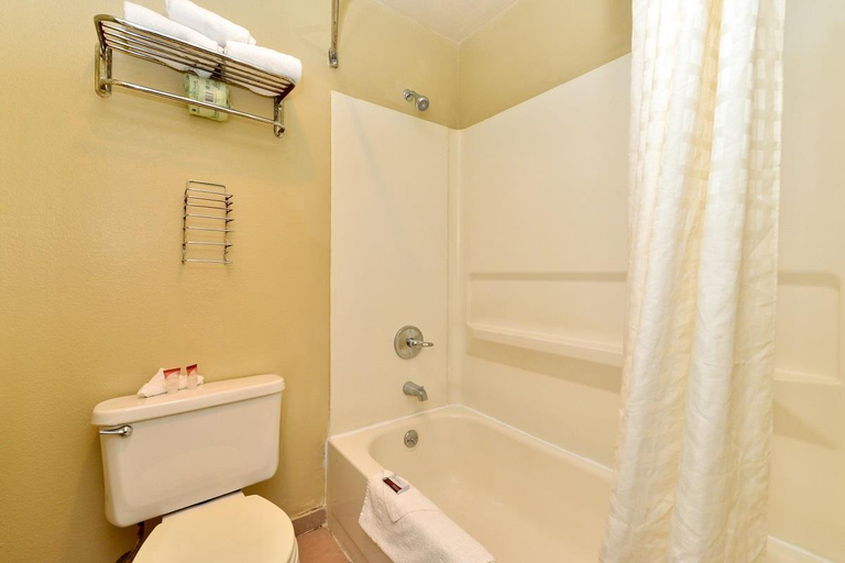 Bathroom 4, Studio 6 Suites Delano, CA, Kern