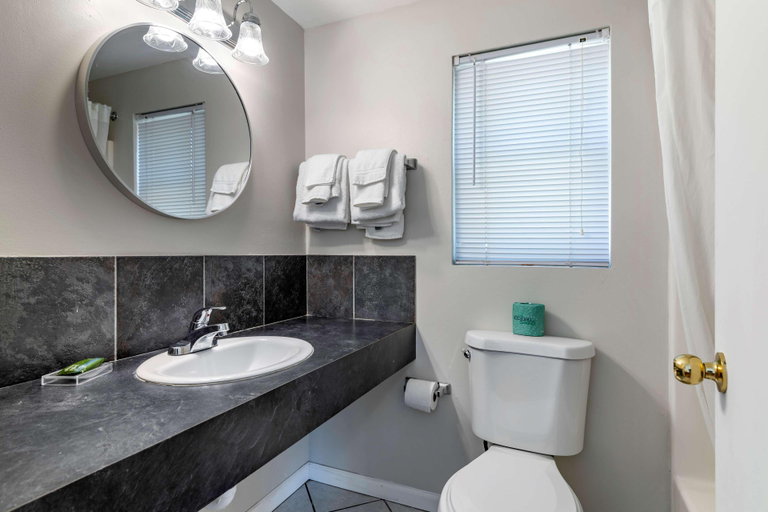 Bathroom 4, Americas Best Value Inn Cottages Wells Ogunquit, York
