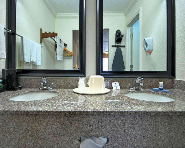 Bathroom 5, Americas Best Value Inn Kingsville, Kleberg