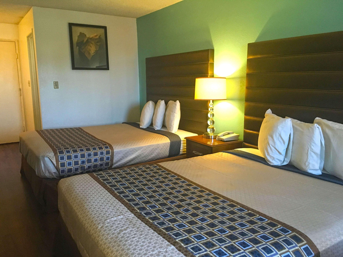 Bedroom 3, Studio 6 Suites Delano, CA, Kern