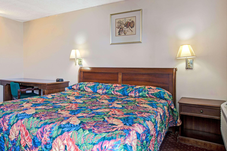 Bedroom 5, Knights Inn South Hackensack, Bergen