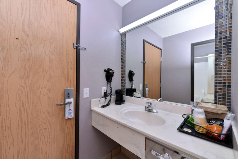 Bathroom 4, Americas Best Value Inn Seymour, Webster