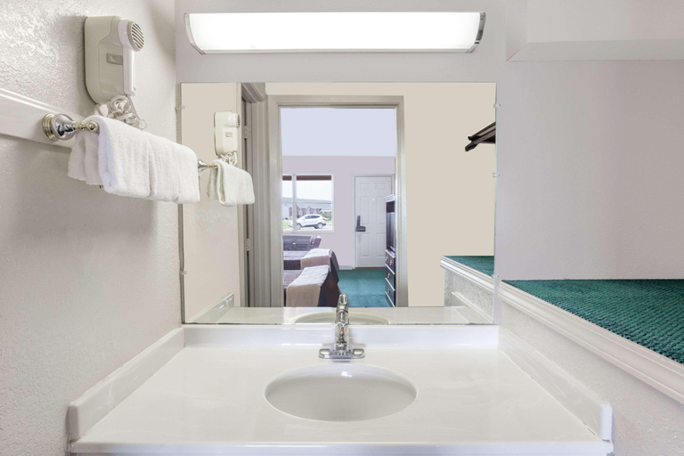 Bathroom 5, Knights Inn Peru, Miami