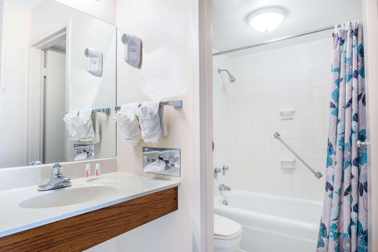 Bathroom 4, Knights Inn - Wabash, Wabash