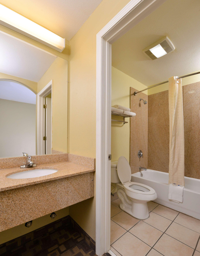 Bathroom, Americas Best Value Inn Suites University Ave, Pulaski