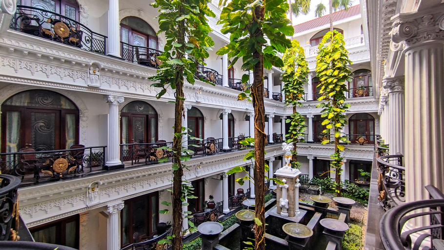 Exterior & Views