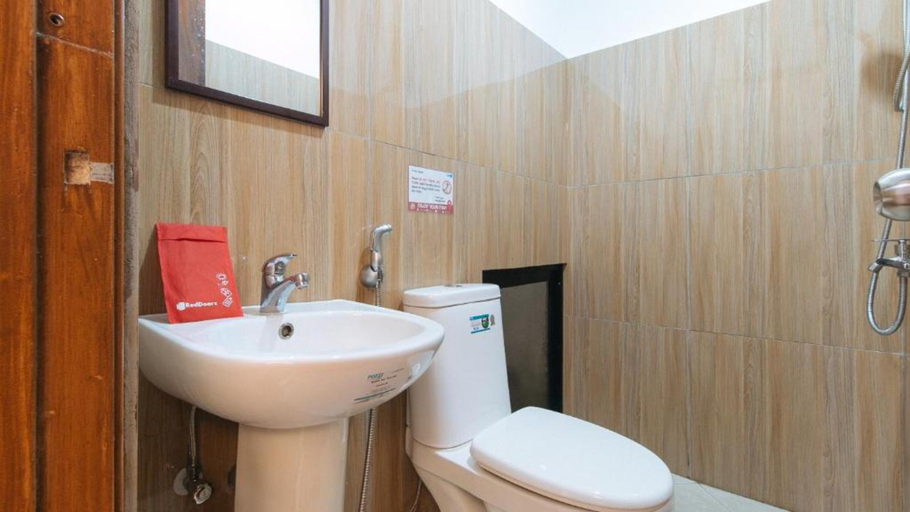 Bathroom 5, RedDoorz @ Dbuilders Rooms PH1 Taguig, Taguig