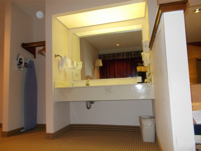 Bathroom, Royalton Inn Wilmington, Barrow