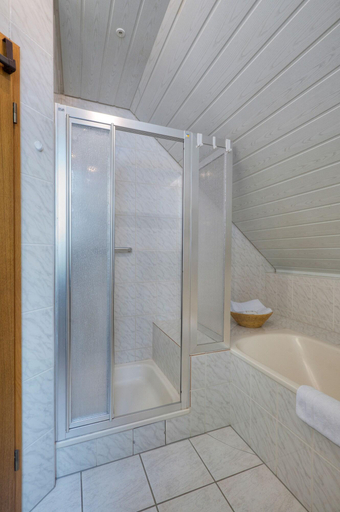 Bathroom 4, Am Schwanenweiher, Cochem-Zell