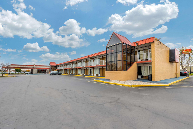 Days Inn by Wyndham Perrysburg/Toledo, Wood
