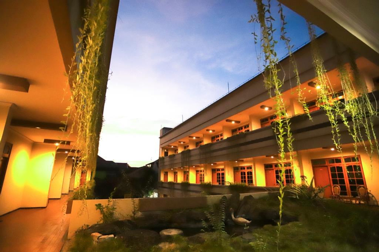 Exterior & Views 30