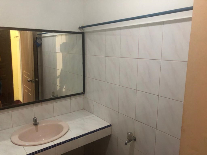 Bathroom 5, Hotel Pelita Terang, Batam