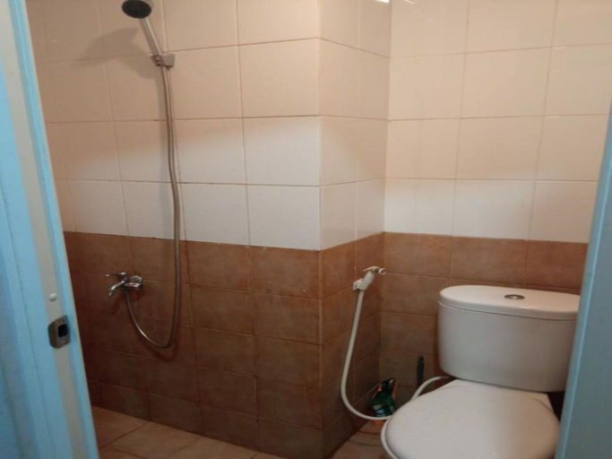 Bathroom, Apartemen Green Pramuka by Damz Apart, Jakarta Pusat