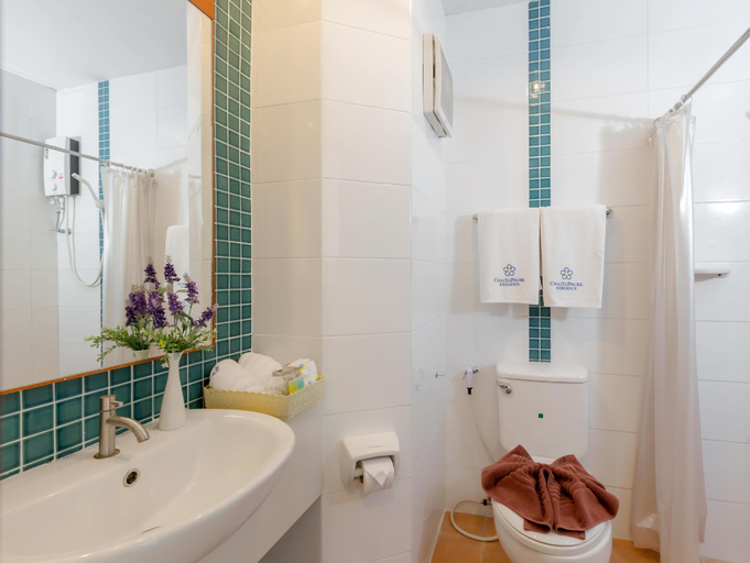 Bathroom 3, Chaiyapruek Suites, Pattaya