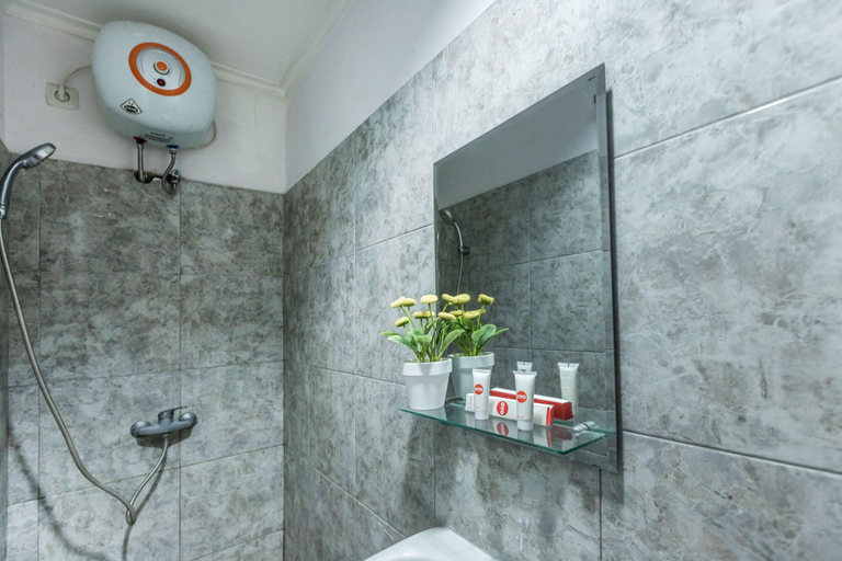 Bathroom 4, OYO 1491 Sandang Residence, West Jakarta