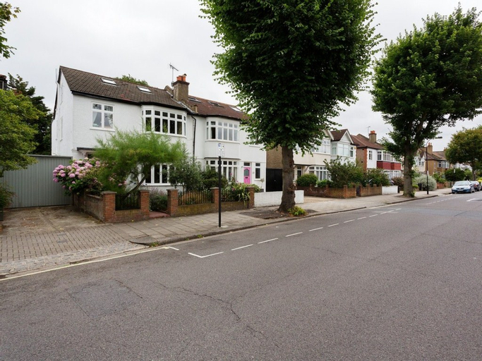 Veeve  4 Bed House On Emlyn Road West London, London