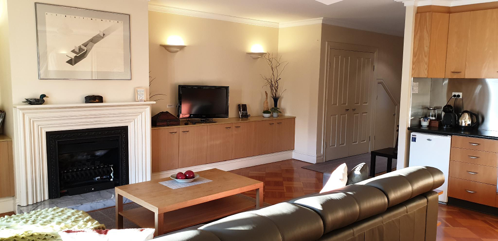 Lakeside Suites, Premium Suite 4, Hepburn - East