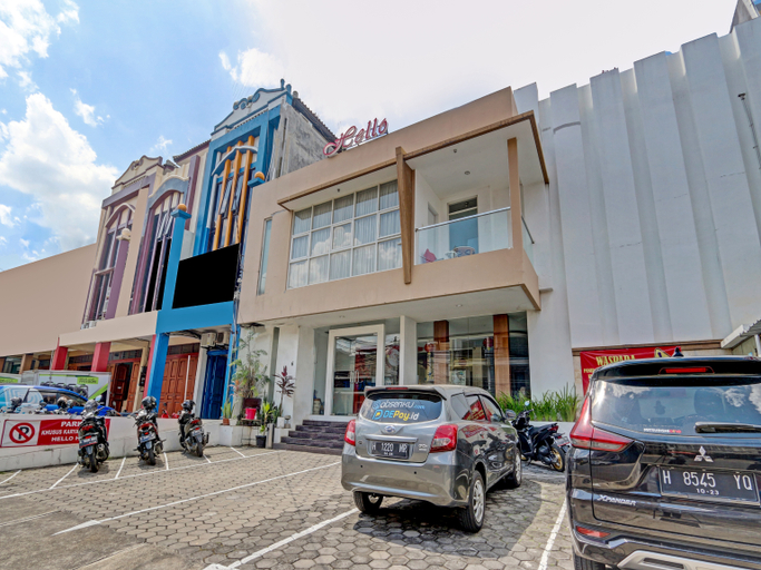 Exterior & Views 1, OYO 90608 Hello Hotel, Semarang