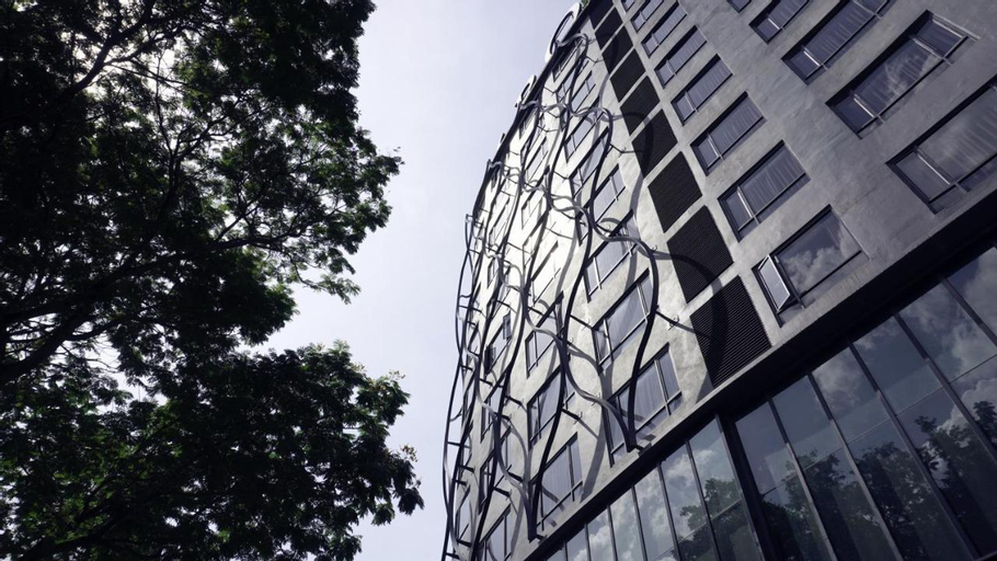 Exterior & Views 9