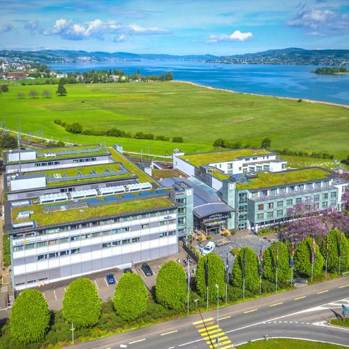 Seedamm Plaza, Höfe
