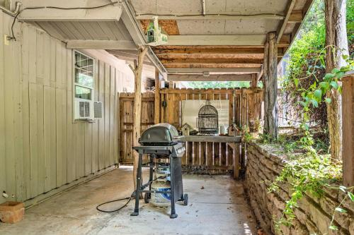 Lago Vista Home with Deck, Fire Pit and Lake Views, Travis