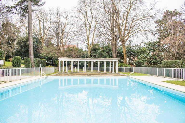 Spacious apartment with terrace + pools, Pyrénées-Atlantiques