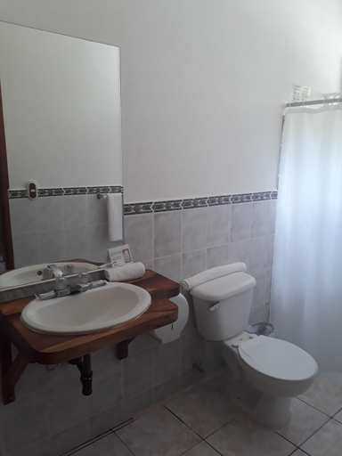 Bathroom 5, HC Liri Hotel, Tola