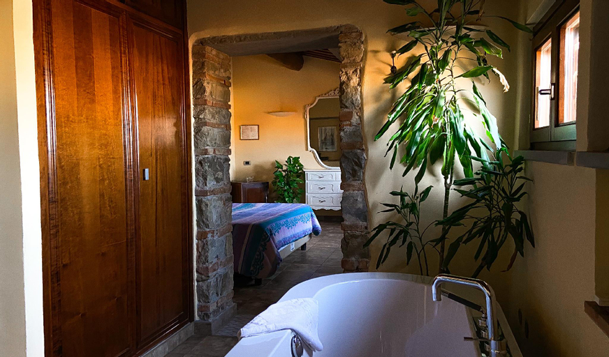 Spacious, bright rooms, romantic location , Arezzo