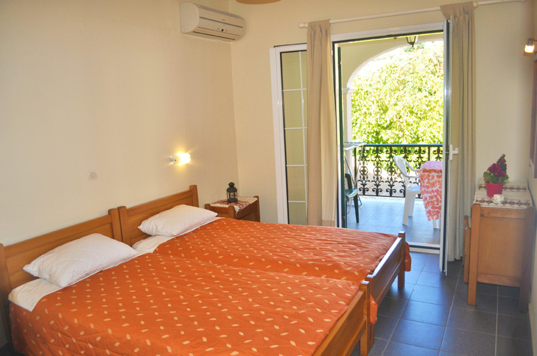 Bedroom 2, Holiday Apartments yannis on Agios Gordios beach in Corfu, Ionian Islands