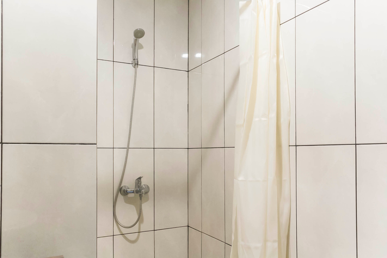 Bathroom 5, Chic and Cozy 2BR Grand Kamala Lagoon Apartment By Travelio, Bekasi