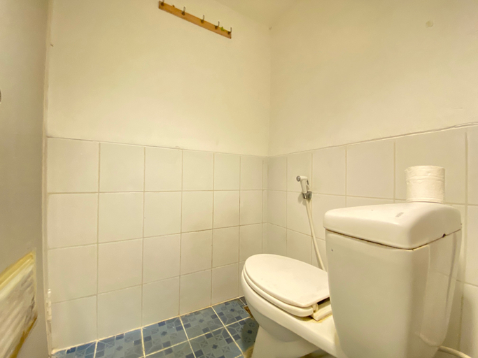 Bathroom 5, Spacious Studio Apartment at Jarrdin Cihampelas By Travelio, Bandung