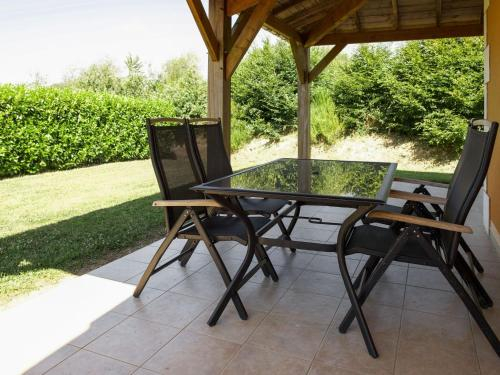 Soothing Holiday Home in Les Forges with Swimming Pool, Deux-Sèvres