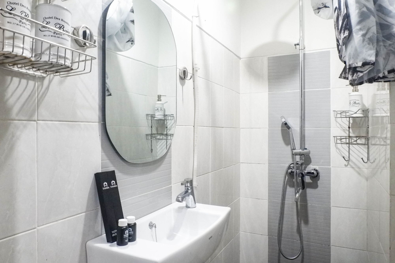 Bathroom 5, Exquisite 1BR Apartment at Puri Mas By Travelio, Surabaya