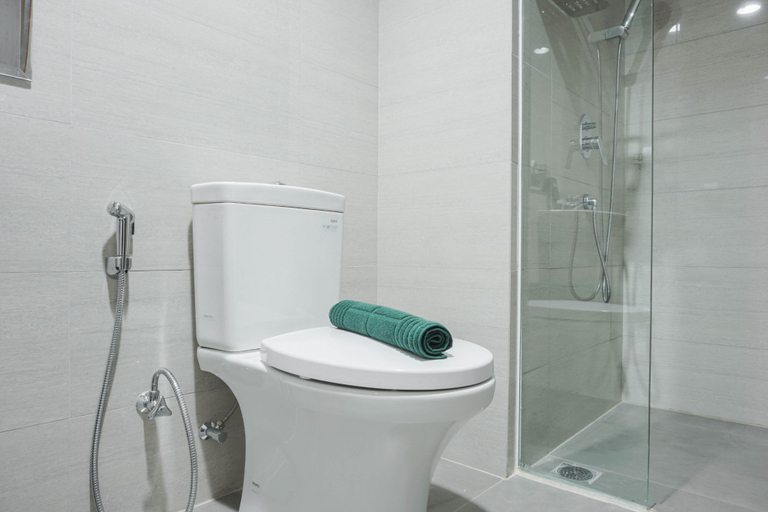 Bathroom 5, Luxury Design 2BR at Ciputra International Apartment By Travelio, Jakarta Barat