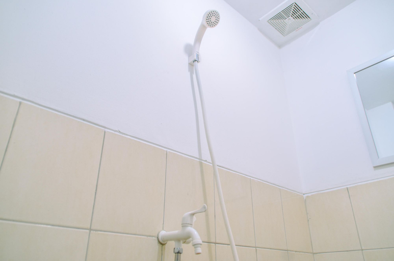 Bathroom 5, Minimalist Studio Room at Urbantown Serpong Apartment By Travelio, Tangerang Selatan