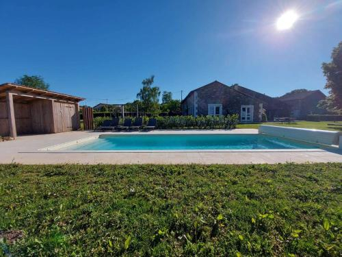 Charming holiday home in Rouzede with a private, heated swimming pool, Charente