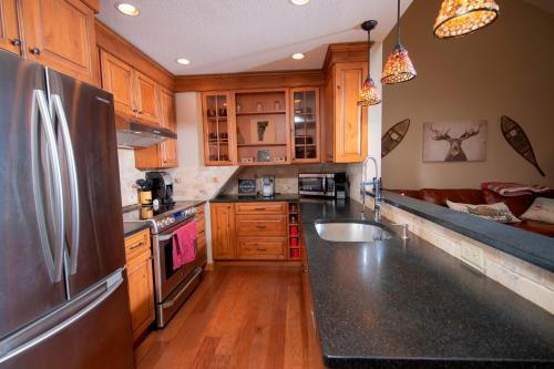 3Br Ski-in, Ski-out & Private Sauna condo, Windsor