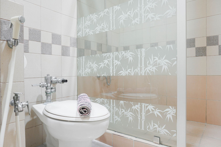 Bathroom 5, Homey 2BR at Pangeran Jayakarta Apartment By Travelio, Central Jakarta