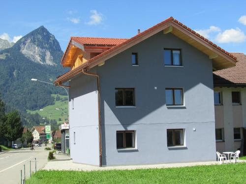 Neubau-Privatzimmer, eigenes Bad & Mitbenutzung Kuche und Balkon, Obwalden