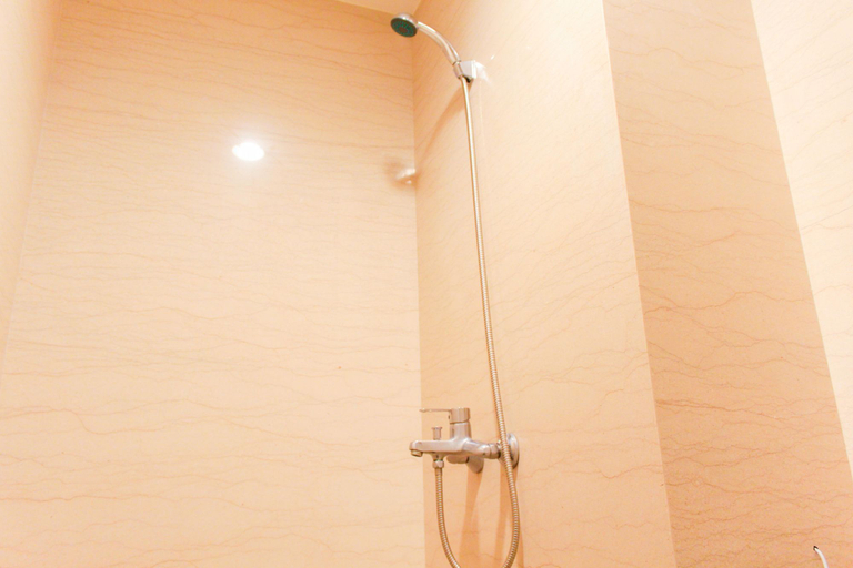 Bathroom 2, Comfort and Spacious 2BR Apartment at Tuscany Residence By Travelio, South Tangerang