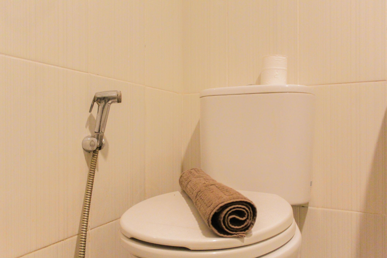 Bathroom 5, Nice and Comfort Studio at Tamansari Semanggi Apartment By Travelio, Jakarta Selatan