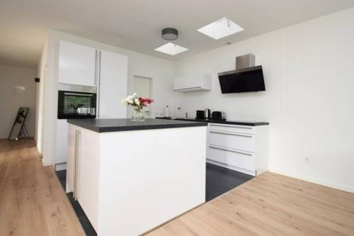 3, Großzugige 2-Zimmer-Wohnung mit Balkon, Bremen
