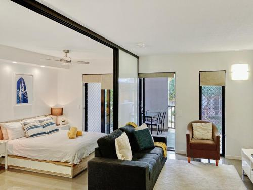 Brisbane City Escape - 1 Bedroom with Car Park, Wifi, Netflix, AC and Balcony, Bowen Hills