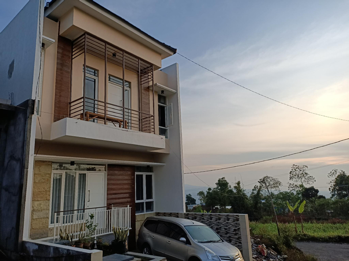 Exterior & Views 1, Full House 3 Bedroom at VILA FARABELA BATU, Malang