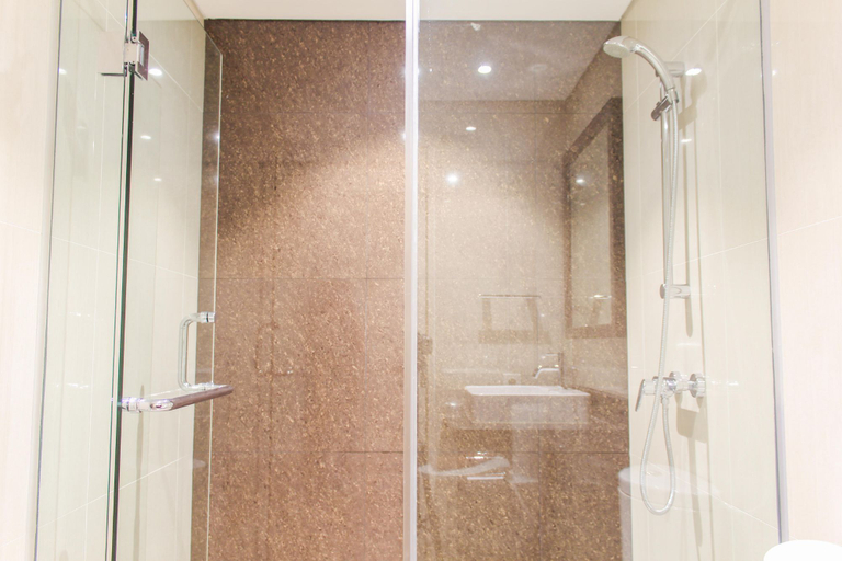 Bathroom 5, Comfort and Spacious 3BR at Branz BSD City Apartment By Travelio, Tangerang Selatan