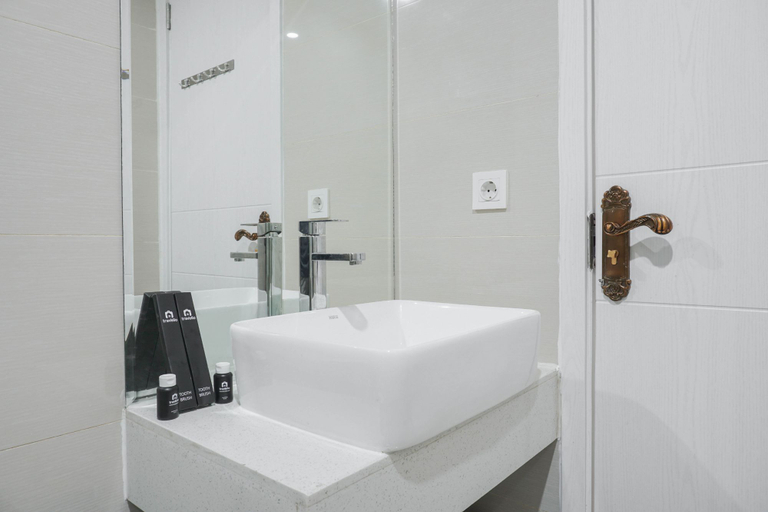 Bathroom 4, Nice and Modern 2BR at Daan Mogot City Apartment By Travelio, West Jakarta