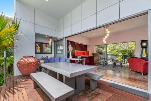 Pavilion Palms, Byron