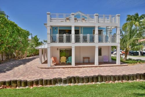 Beachside Escape Near Pier & Pelican Lake Path apts, Palm Beach