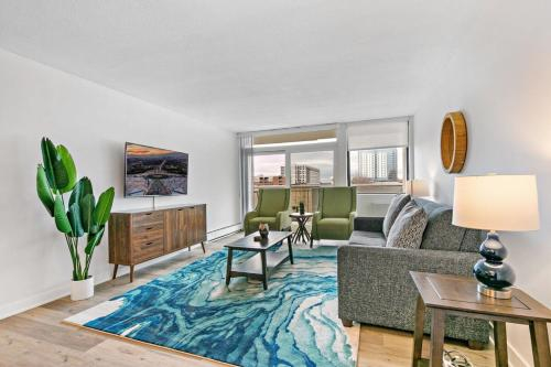 Bright Bold and Bespoke 2-Bedroom Abode in Oak Park, Cook
